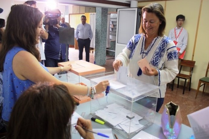 Ana Madrazo votando en Santander 