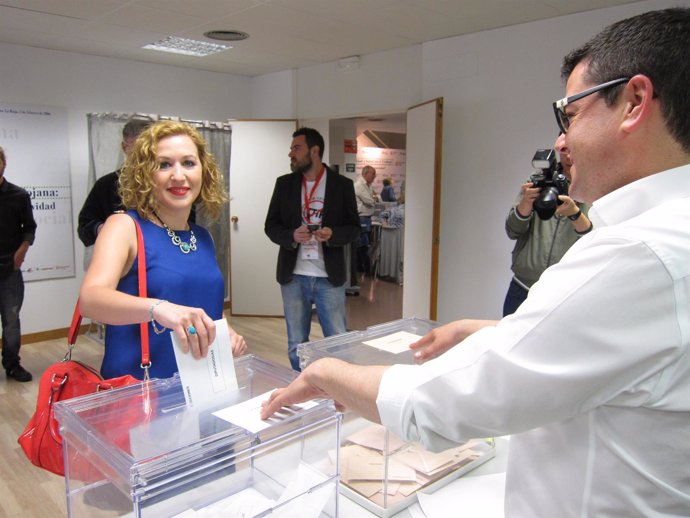 Sara Carreño deposita el voto en presencia de Alfonso Domínguez 