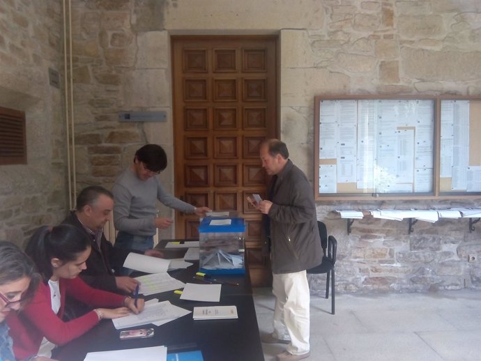 Xoaquín Fernández Leiceaga votando en el Reitorado de Santiago de Compostela