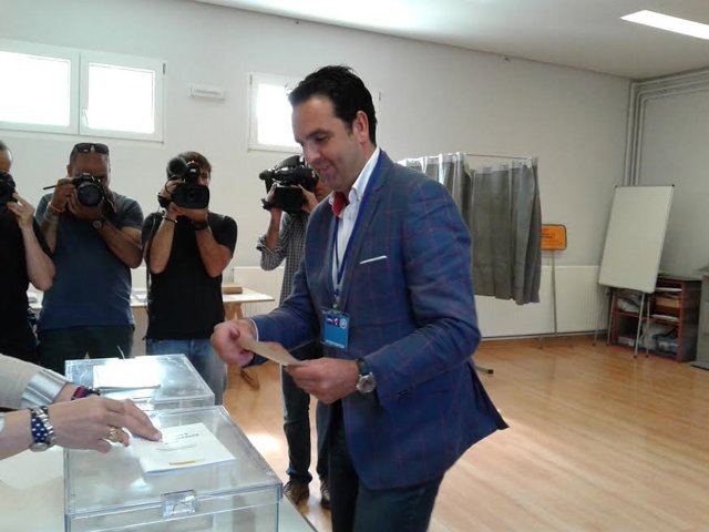 Íñigo Alli votando.