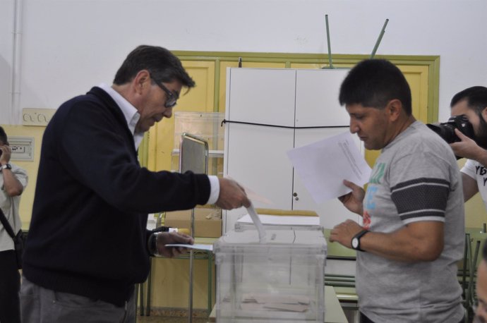 El presidente del PAR, Arturo Aliaga, vota en las elecciones generales. 