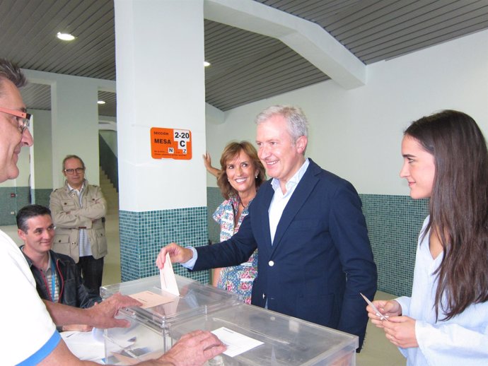 El candidato del PP, Emilio del Río, vota con su mujer e hija