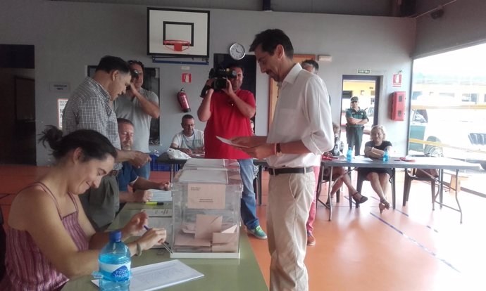 Fernando Navarro vota en Santa Eugenia