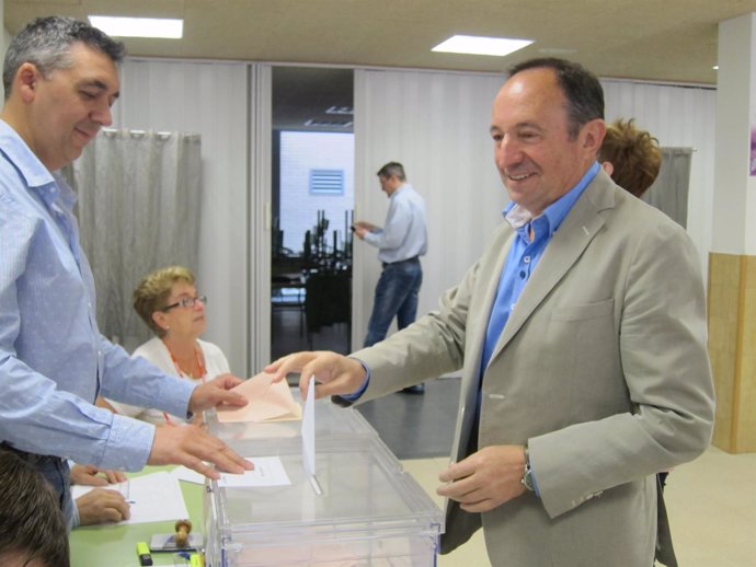 Pedro Sanz ejerce su derecho a voto