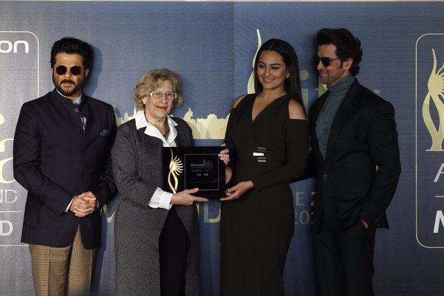 Carmena con los actores de Bollywood en la IIFA Weekend and Awards