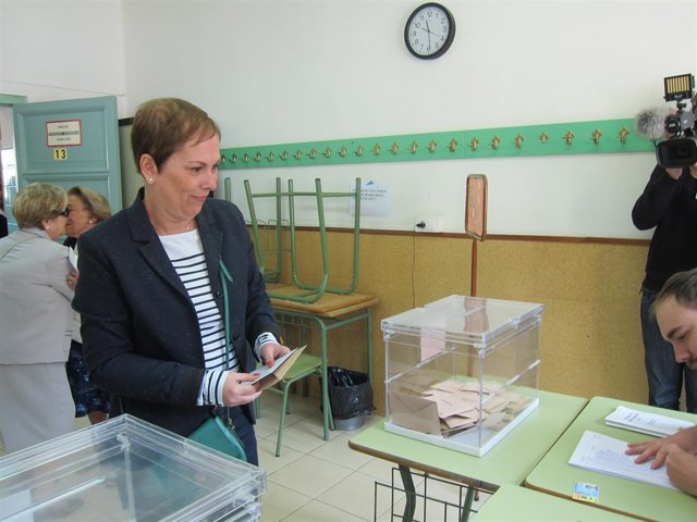 La presidenta del Gobierno de Navarra, Uxue Barkos, en el colegio electoral
