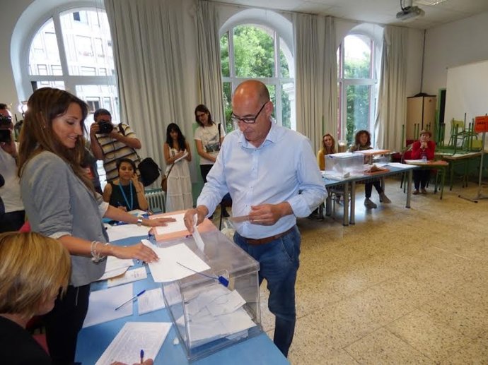 Félix Álvarez, 'Felisuco', candidato de C's Cantabria vota en Santander el 26J