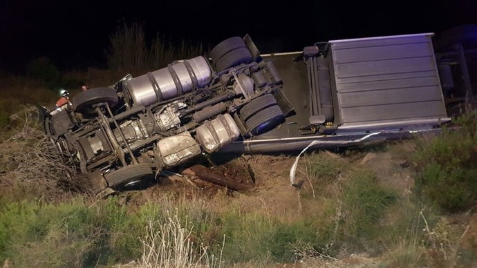 Rescatan a un hombre que quedó atrapado en un camión tras colisionar