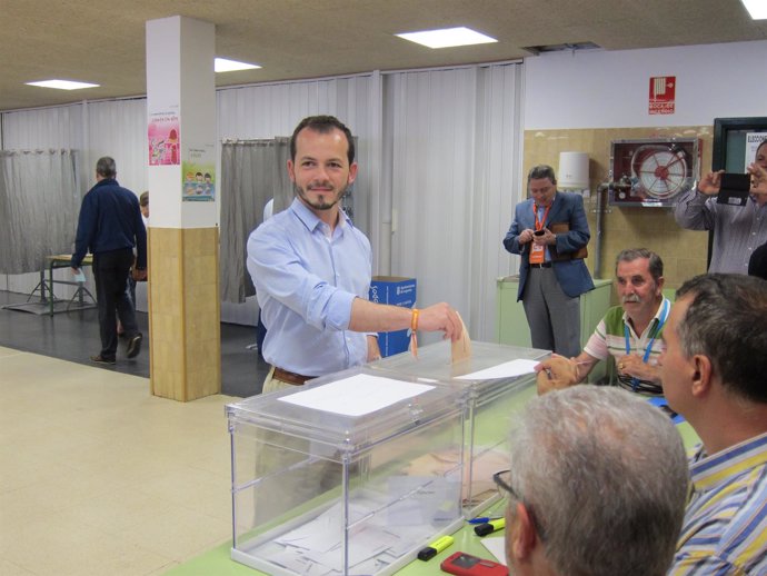 Pablo Baena ejerce su derecho a voto