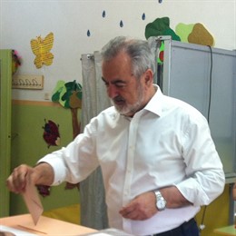 González Tovar, ejerce su derecho al voto, votando, elecciones