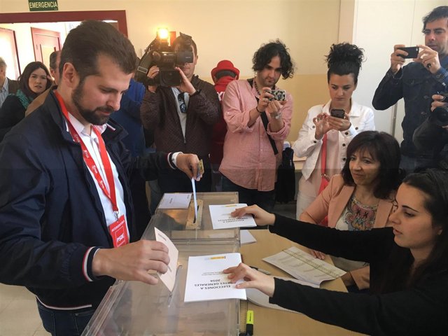 Tucanca deposita su voto en las elecciones de junio de 2016