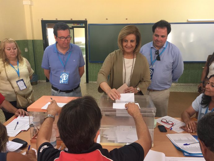 La ministra de Empleo y Seguridad Social en funciones, Fátima Báñez, vota