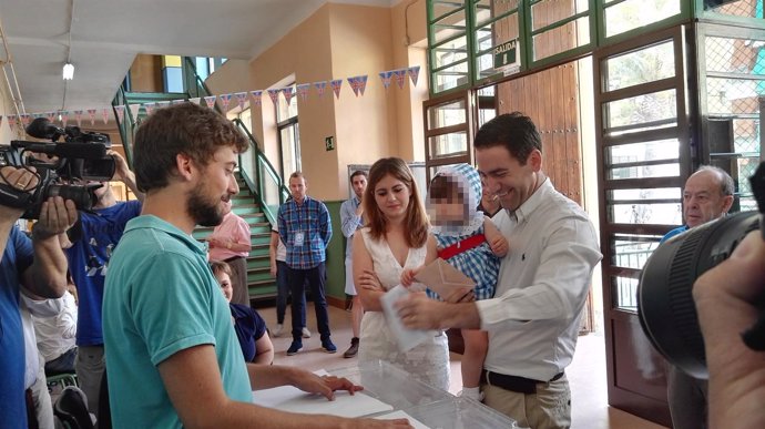 García, ejerce su derecho al voto, elecciones, votando