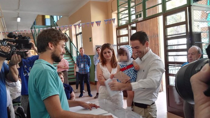 García, ejerce su derecho al voto, elecciones, votando