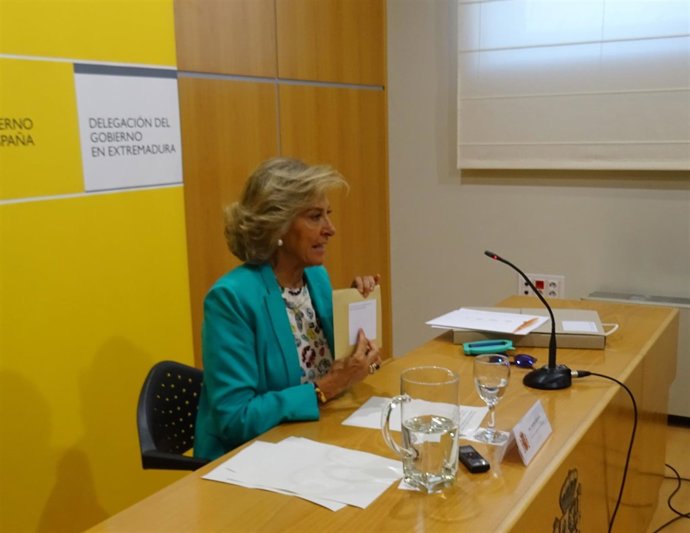 Cristina Herrera muesta una papeleta en braille