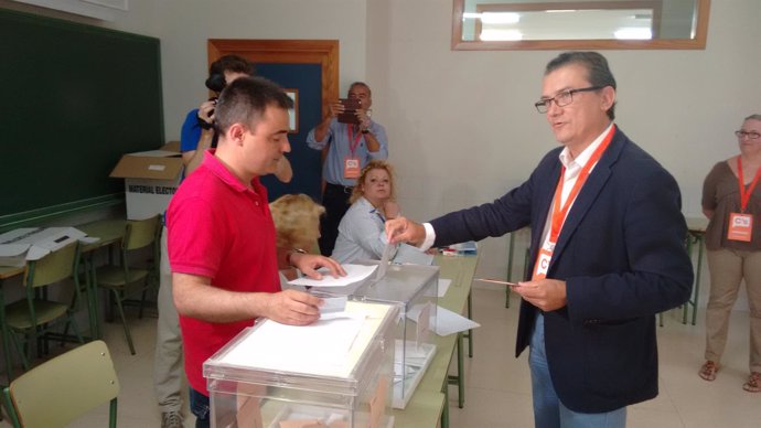 Miguel Garaulet, elecciones, ejerce su derecho al voto