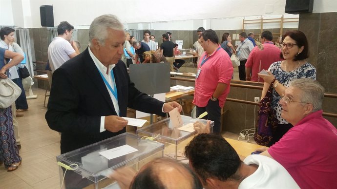 El vicesecretario de Política Regional y Local del PP, Javier Arenas, vota
