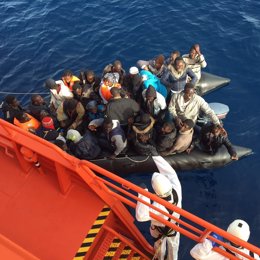 Rescate de una patera en el mar de Alborán