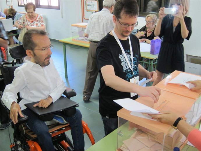 Pablo Echenique, Podemos, vota en el Colegio Medina Albaida