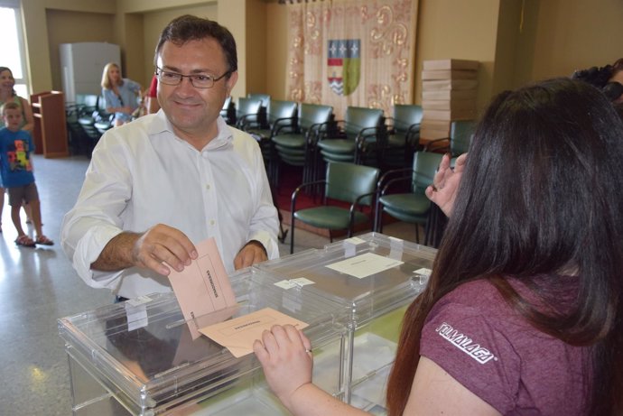Miguel Ángel Heredia vota 26J en un colegio de Málaga capital