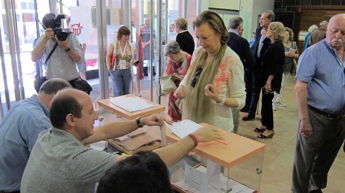 La presidenta del PP Aragón vota en las elecciones generales de este domingo