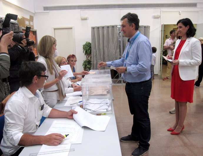 Pérez Pastor, depositando su voto