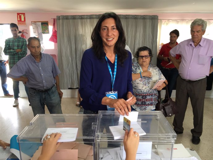 Loles López vota en Valverde del Camino.