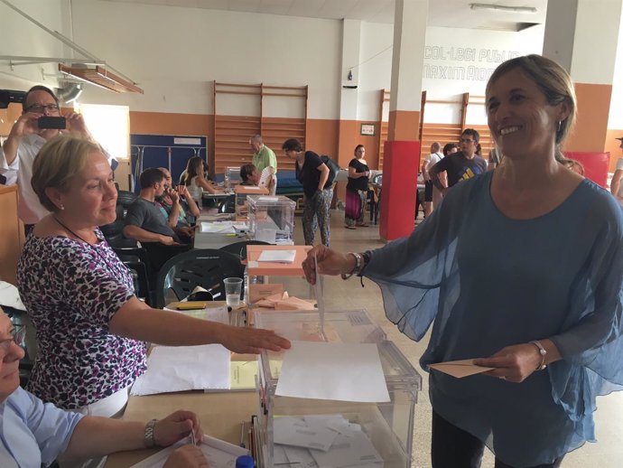 La candidata del PP al Congreso, Teresa Palmer, vota en Palma
