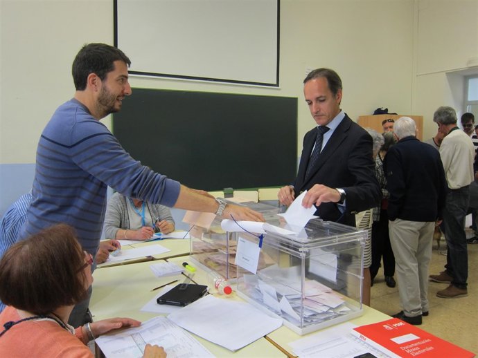 Samuel Ruiz, delegado del Gobierno en Cantabria, vota en Santander el 26J