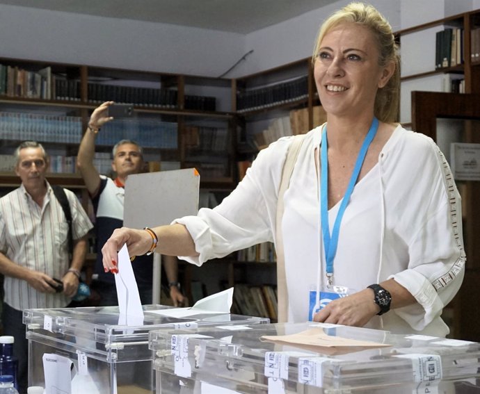 Carolina España vota en un colegio de Málaga 26J