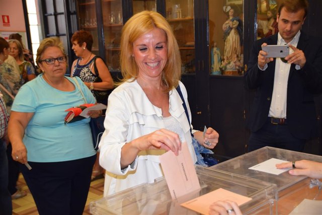 Rosa Santos votando. 