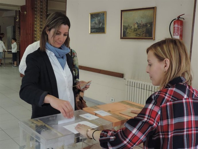 La alcaldesa de Lugo, Lara Méndez, depositando su voto