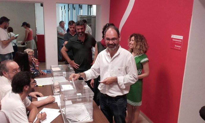 Alberto Montero vota en un colegio de Málaga 26J Unidos Podemos
