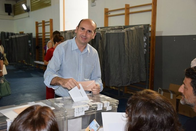 Francisco Conejo, PSOE, vota el 26J