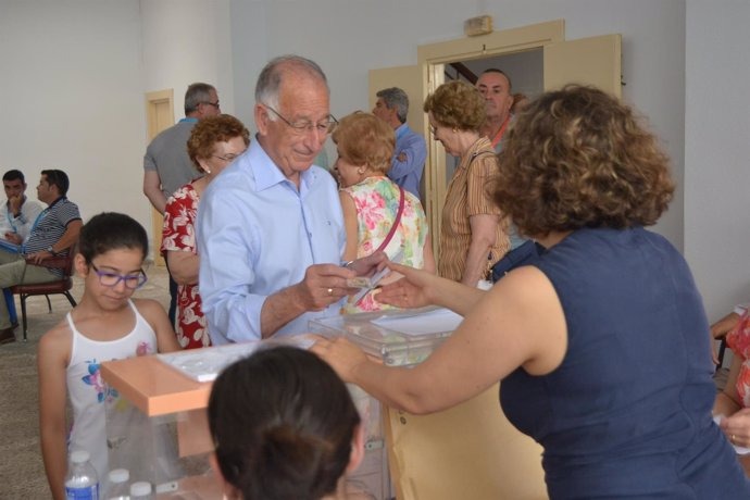 Gabriel Amat votando.