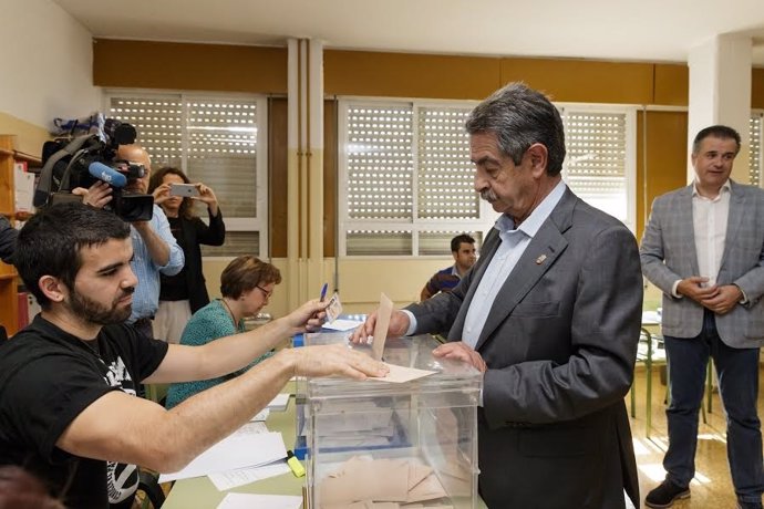 El presidente cántabro y líder del PRC, Miguel Ángel Revilla, vota el 26J 