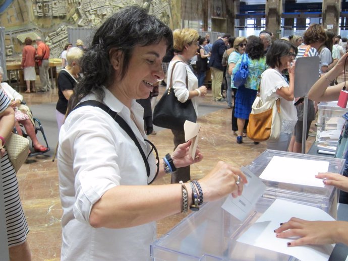 La vicealcaldesa de Zaragoza, Luisa Broto, vota en hall del Ayuntamiento