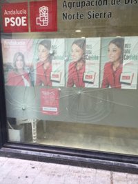 26J.- Isabel Ambrosio condena las pedradas a la sede socialista de Sierra Norte y llama a la participación