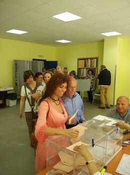 Rosana Alonso, candidata de Podemos Cantabria, vota el 26J 