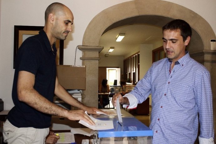 El candidato de Soberania, Mateu Matas, vota en Sta. Margalida