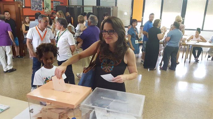 Mónica Oltra vota en las elcciones del 26J