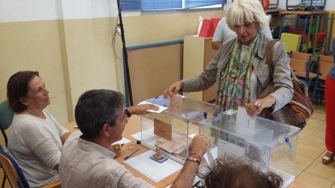 Teófila Martínez vota en Cádiz