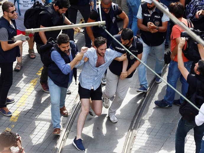 Policías realizando una detención en Estambul