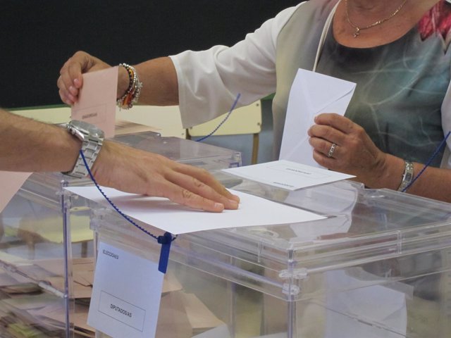 Una mujer vota el 26J en Cantabria 