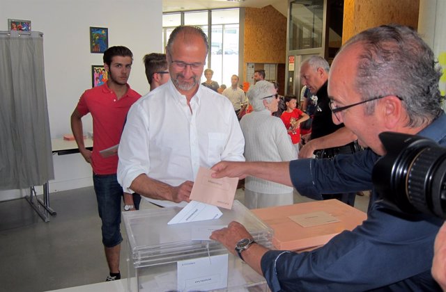 Luis Fuentes vota en el centro municipal Julián Sánchez 'El Charro' de Salamanca