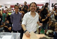 Pablo Iglesias llega "optimista" a la sede electoral de Unidos Podemos para seguir el recuento de votos