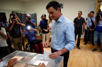 Pedro Sánchez llega a Ferraz para seguir el recuento de votos junto a su equipo