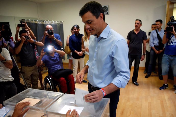 Pedro Sánchez acude a votar