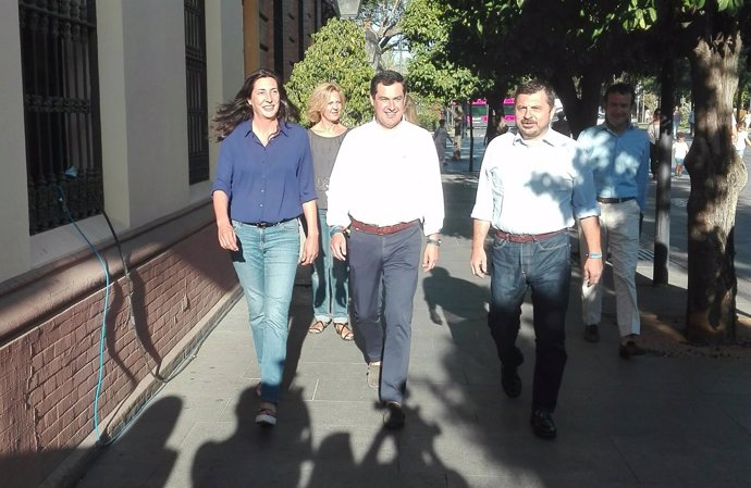 Juanma Moreno llega a la sede del PP-A para la noche electoral