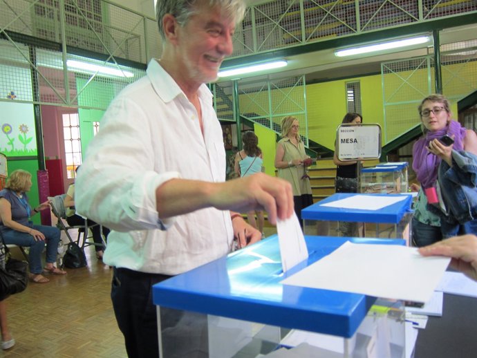 El alcalde de Zaragoza, Pedro Santisteve, vota en el colegio electoral